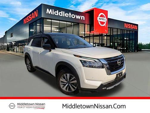 Pearl White Tricoat/Super Black 2023 Nissan Pathfinder SL 4WD