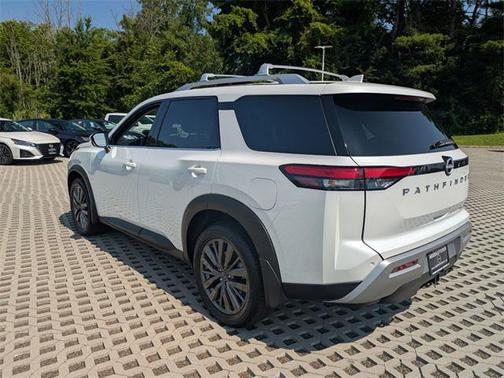 2025 Nissan Pathfinder SL 4WD