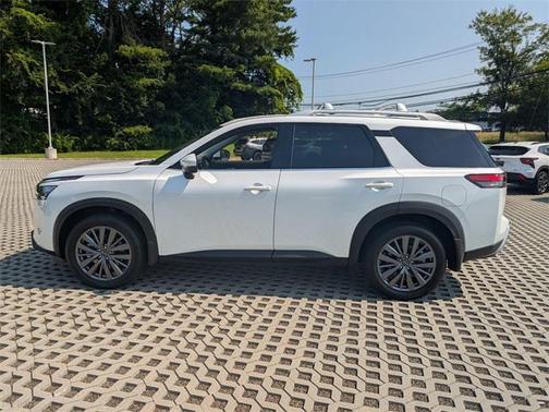 2025 Nissan Pathfinder SL 4WD