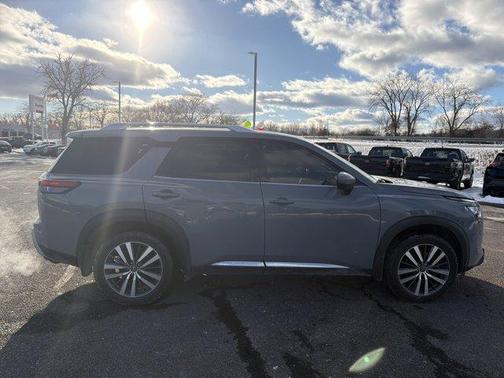 2022 Nissan Pathfinder Platinum