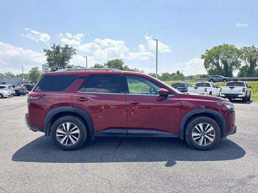 2022 Nissan Pathfinder SL