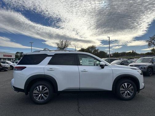 2025 Nissan Pathfinder SL