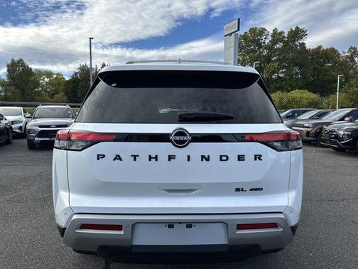 2025 Nissan Pathfinder SL