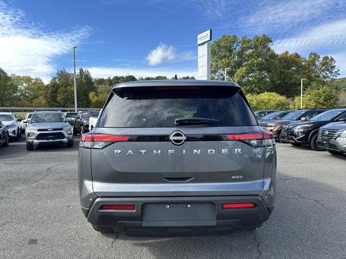 2025 Nissan Pathfinder S