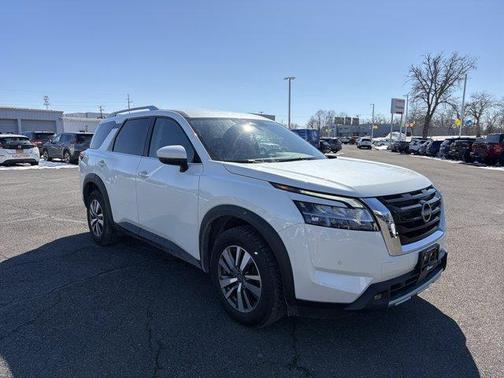 2023 Nissan Pathfinder SL