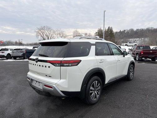 2022 Nissan Pathfinder SL
