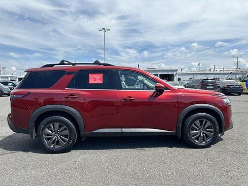 2022 Nissan Pathfinder SV