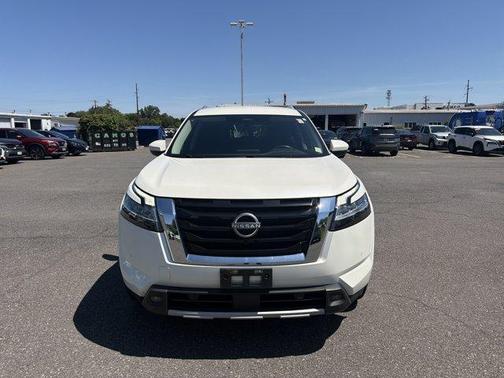 White 2023 Nissan Pathfinder SL
