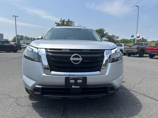 2025 Nissan Pathfinder SV