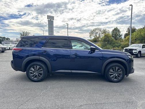 2022 Nissan Pathfinder S