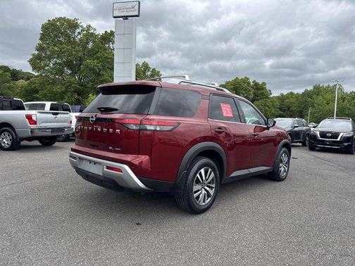 2022 Nissan Pathfinder SL