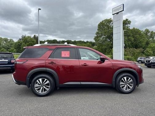 2022 Nissan Pathfinder SL