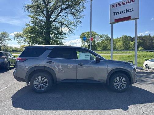 2025 Nissan Pathfinder S
