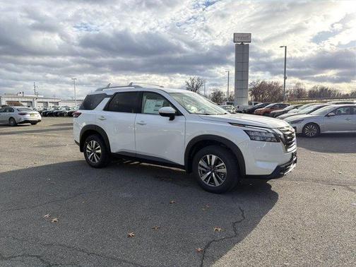 2025 Nissan Pathfinder SL