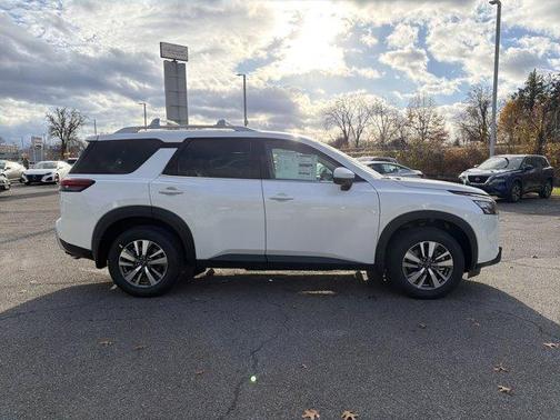 2025 Nissan Pathfinder SL