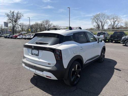 Aspen White Tri 2026 Nissan Kicks SR