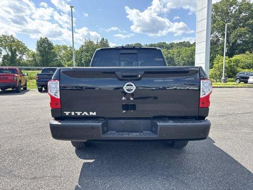2022 Nissan Titan SV