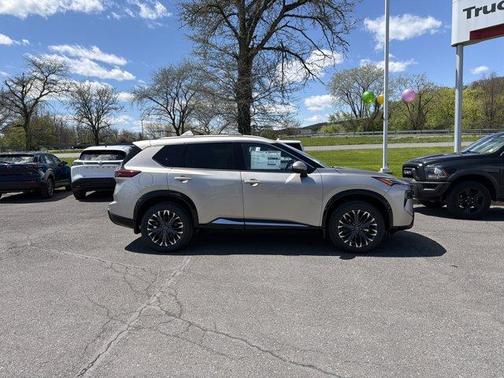 Champagne Silve 2026 Nissan Rogue Platinum