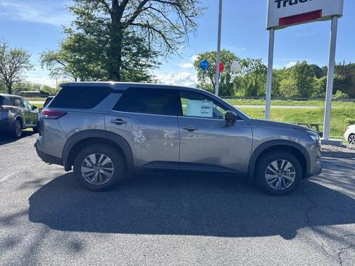 2025 Nissan Pathfinder S