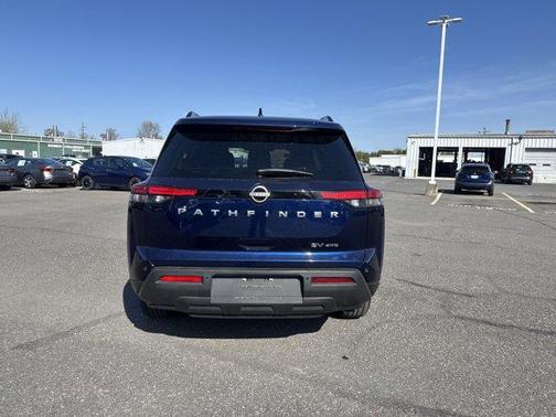 2024 Nissan Pathfinder SV