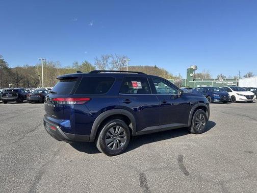 2024 Nissan Pathfinder SV