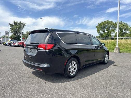 2022 Chrysler Voyager LX