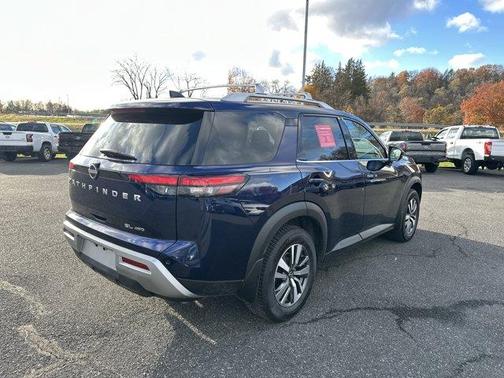 2024 Nissan Pathfinder SL