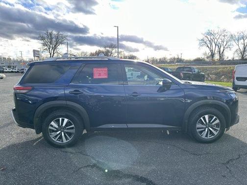 2024 Nissan Pathfinder SL