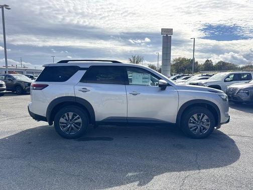 2025 Nissan Pathfinder SV