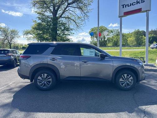 2025 Nissan Pathfinder S