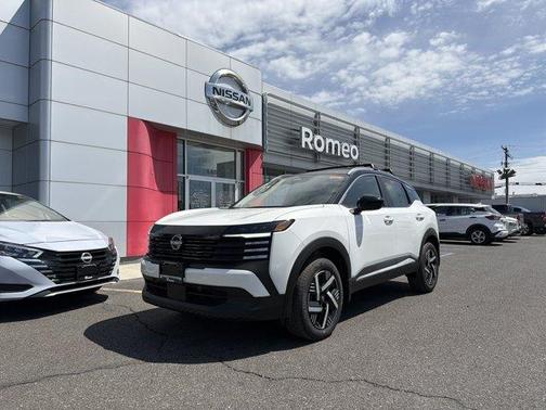 2t Wht Blk Roof 2026 Nissan Kicks SV