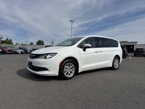 2023 Chrysler Voyager LX