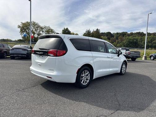 2023 Chrysler Voyager LX
