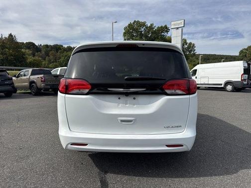2023 Chrysler Voyager LX