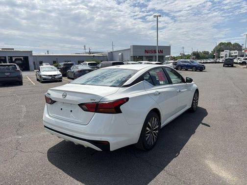 Pearl White Tri-Coat 2024 Nissan Altima 2.5 SV