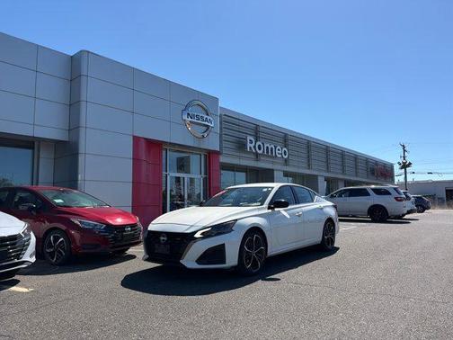Glacier White 2023 Nissan Altima 2.5 SR