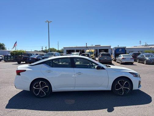Glacier White 2023 Nissan Altima 2.5 SR