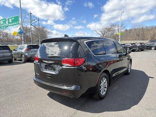 2022 Chrysler Voyager LX