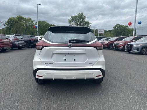 2022 Nissan Kicks SR