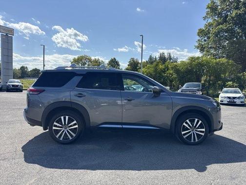 2025 Nissan Pathfinder Platinum