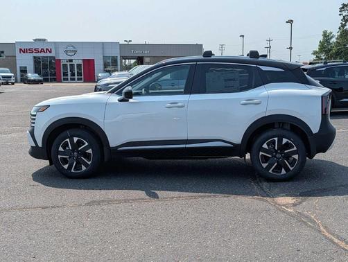 2t Wht Blk Roof 2026 Nissan Kicks SV