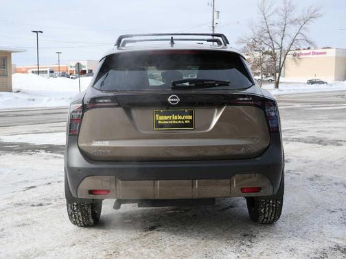 Canyon Bronze M 2026 Nissan Kicks SV