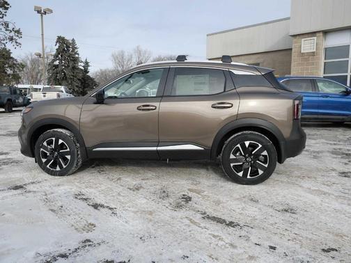 Canyon Bronze M 2026 Nissan Kicks SV