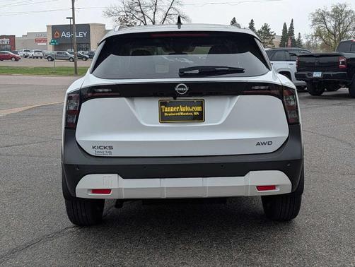 2t Wht Blk Roof 2026 Nissan Kicks SV