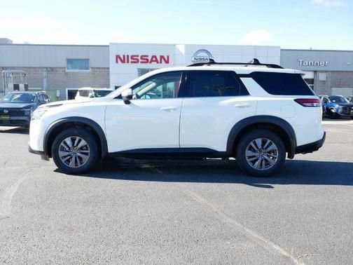 2023 Nissan Pathfinder SV