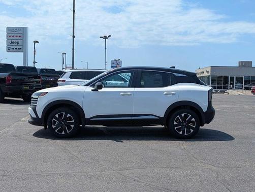 2t Wht Blk Roof 2026 Nissan Kicks SV