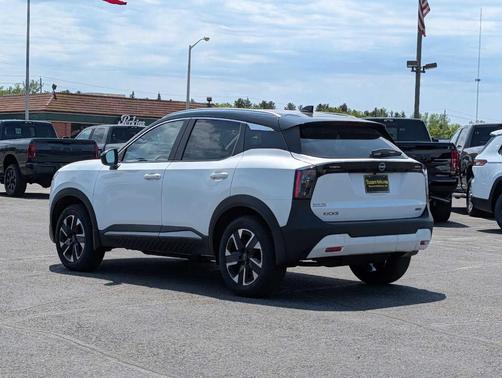 2t Wht Blk Roof 2026 Nissan Kicks SV