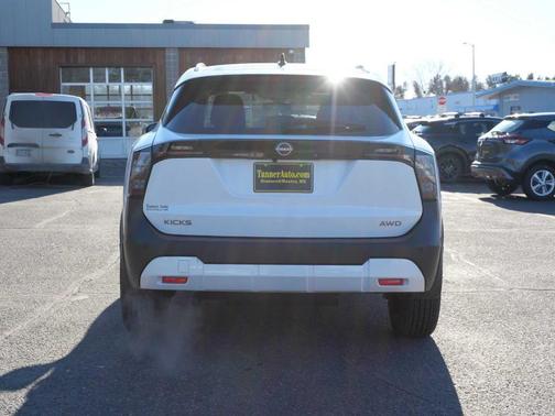 2t Wht Blk Roof 2026 Nissan Kicks SV