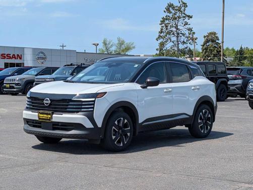 2t Wht Blk Roof 2026 Nissan Kicks SV