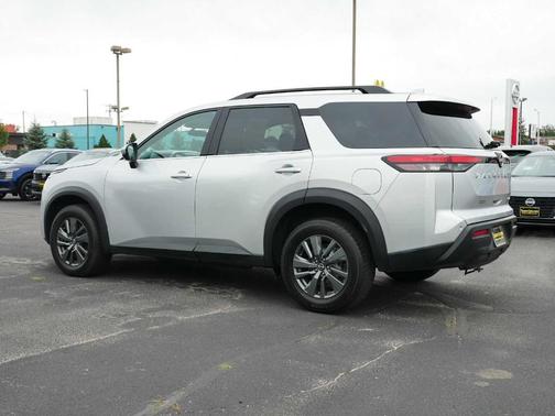 2023 Nissan Pathfinder SV